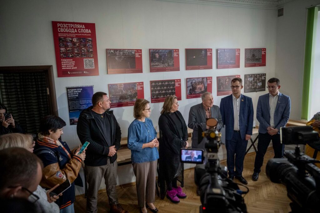 «Кожний незалежний журналіст – загроза окупантам»: НСЖУ представила фотовиставку, присвячену поневоленим медійникам