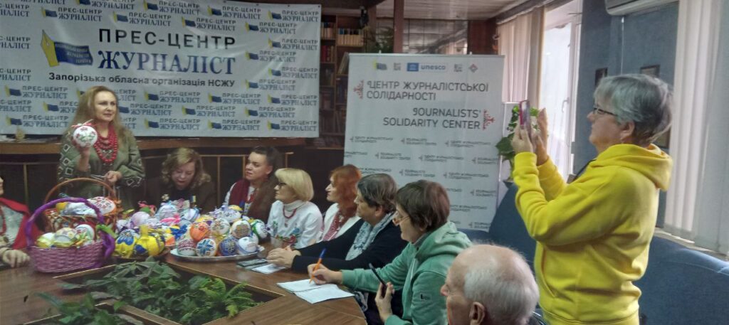 «Запорозькі Берегині» представили у коворкінгу Запорізького ЦЖС унікальні новорічні прикраси