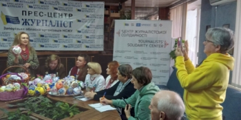 «Запорозькі Берегині» представили у коворкінгу Запорізького ЦЖС унікальні новорічні прикраси