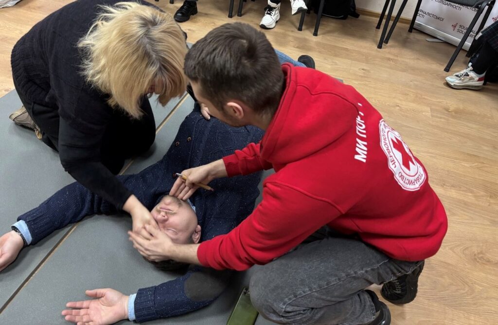 Врятувати і не нашкодити: медійники Дніпропетровщини на тренінгу вчилися надавати першу допомогу