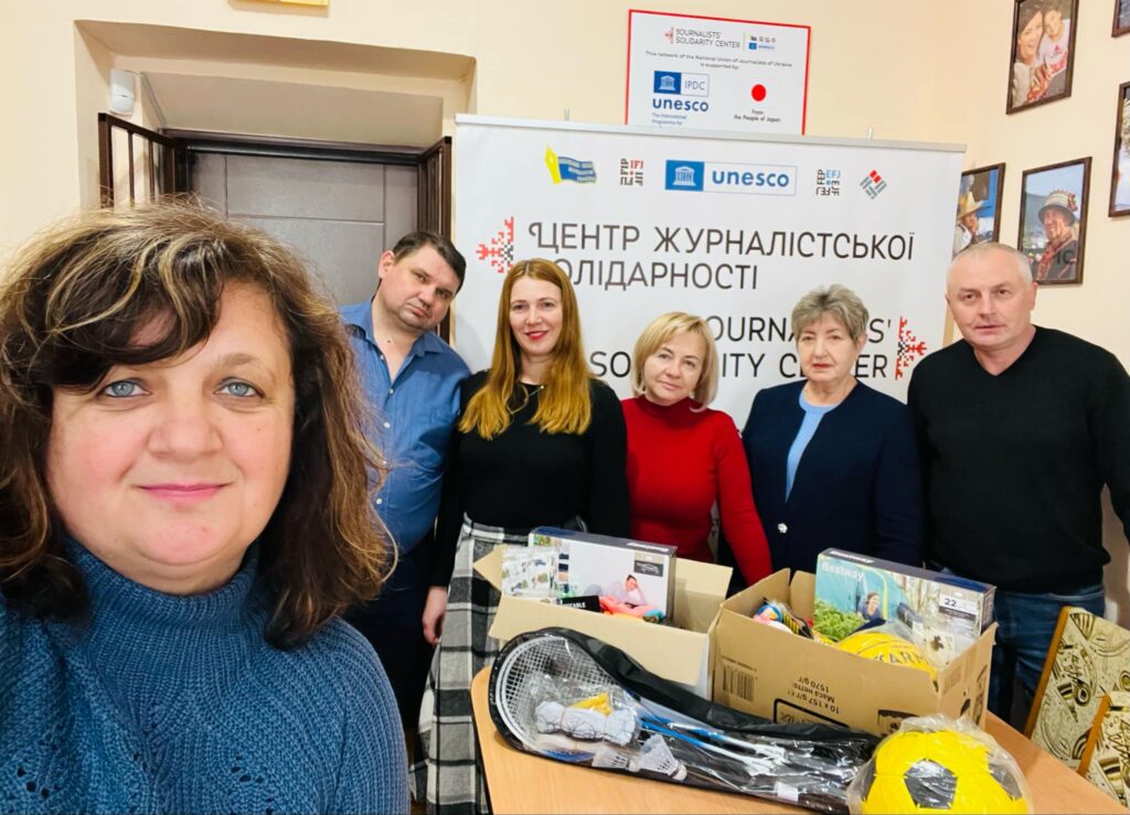 «Творимо добро разом»: Івано-Франківський Центр журналістської солідарності відправив благодійну допомогу медійникам з прифронтових територій