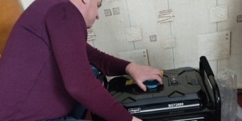 «Буває, електрики немає півтори доби»: завдяки генератору та зарядній станції редакція прифронтової «Перемоги» має ресурси для енергетичної стійкості