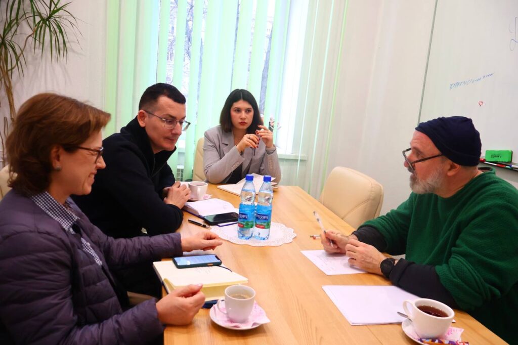 Експерт Дарт-центру травми та журналістики Ґевін Різ відвідав центральний офіс НСЖУ