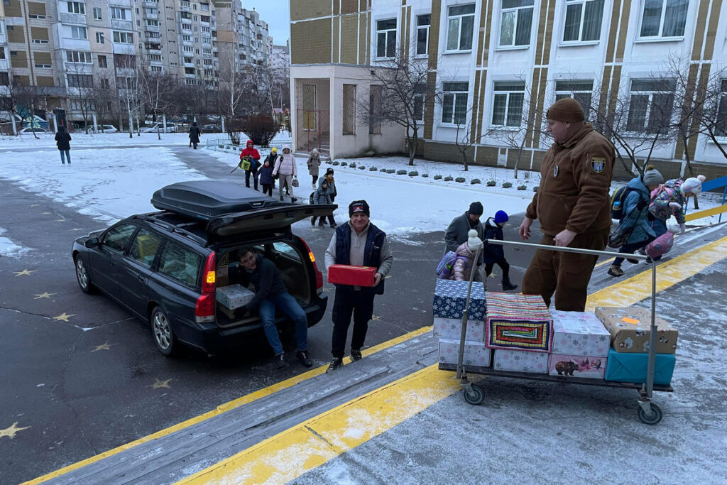 «Захоплюємося стійкістю учителів і учнів, яких ми зустріли!» – німецький журналіст привіз різдвяні подарунки київським школярам 1