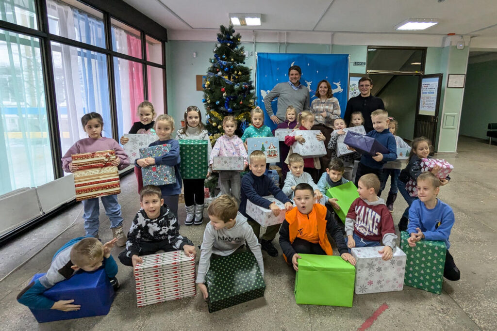 «Захоплюємося стійкістю учителів і учнів, яких ми зустріли!» – німецький журналіст привіз різдвяні подарунки київським школярам