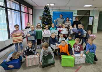 «Захоплюємося стійкістю учителів і учнів, яких ми зустріли!» – німецький журналіст привіз різдвяні подарунки київським школярам 4 «Захоплюємося стійкістю учителів і учнів, яких ми зустріли!» – німецький журналіст привіз різдвяні подарунки київським школярам