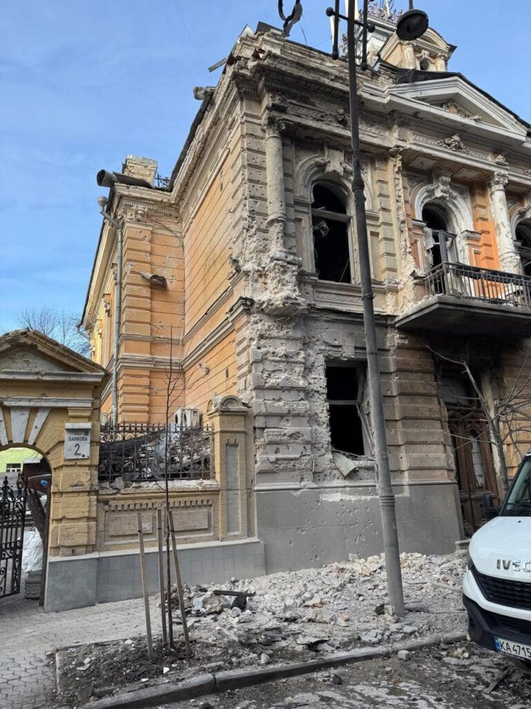 «Дзвеніло скло не келихів налитих...»: журналісти і літератори висловлюють солідарність із НСПУ, яка постраждала від російського удару 1