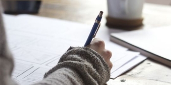 Чи має право автор матеріалу подати його у своє та водночас в інше медіа?