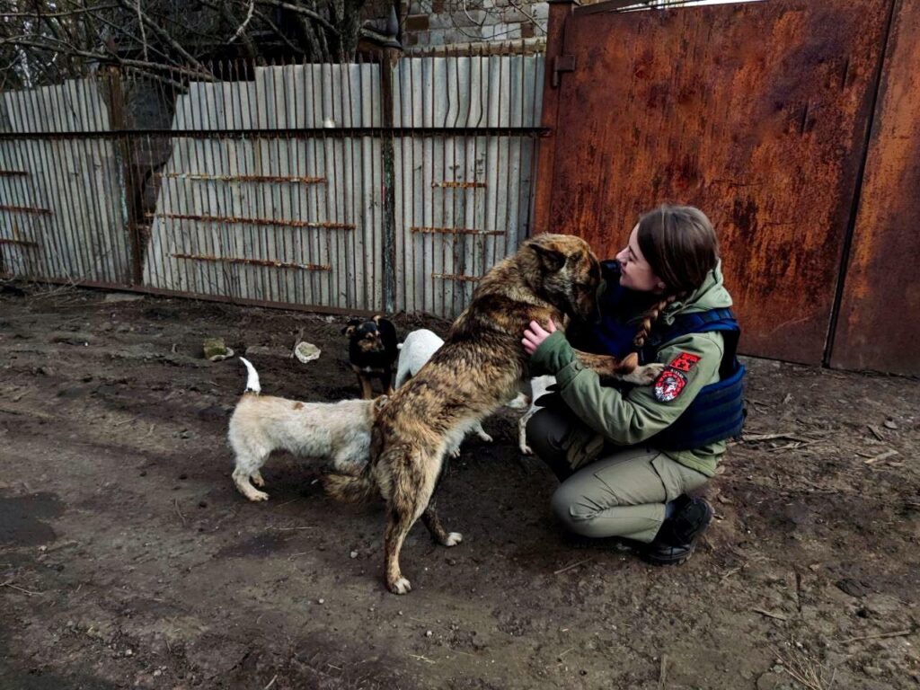 Воєнна журналістка «РБК-Україна» Богдана Ляськівська: «Військові нам дали свій одяг, бо на війні росіяни не дотримуються конвенцій, і на позиціях журналістам не рекомендують виділятися» 3