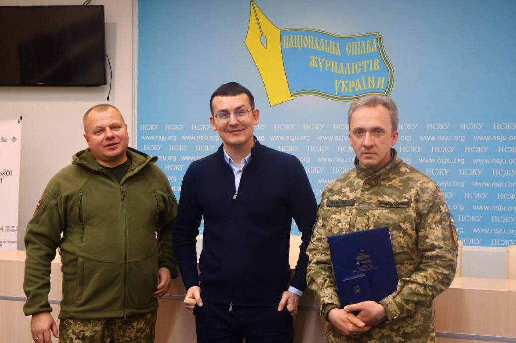 «Приїхав із фронту – отримав парламентську нагороду!»: в офісі НСЖУ нагороду отримав фотожурналіст Андрій Андрієнко