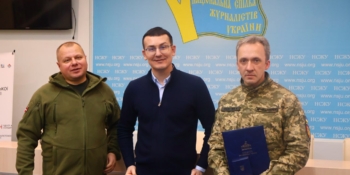 «Приїхав із фронту – отримав парламентську нагороду!»: в офісі НСЖУ нагороду отримав фотожурналіст Андрій Андрієнко 19 «Приїхав із фронту – отримав парламентську нагороду!»: в офісі НСЖУ нагороду отримав фотожурналіст Андрій Андрієнко