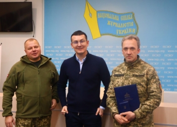 «Приїхав із фронту – отримав парламентську нагороду!»: в офісі НСЖУ нагороду отримав фотожурналіст Андрій Андрієнко 2 «Приїхав із фронту – отримав парламентську нагороду!»: в офісі НСЖУ нагороду отримав фотожурналіст Андрій Андрієнко