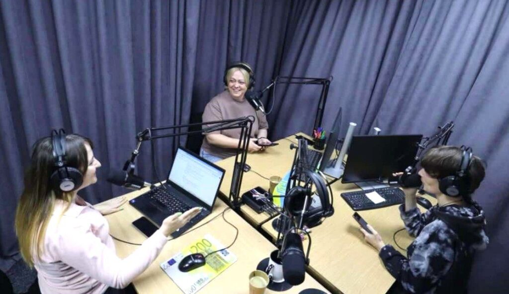 «Ми знайшли потрібні слова, які єднають»: відбувся символічний радіоміст між Радіо X.ON (Херсон) та радіостанцією «Західний Полюс» (Івано-Франківськ)