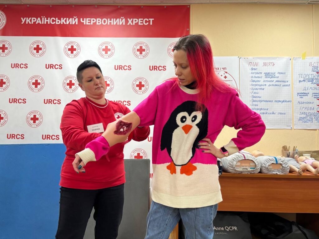 Надавати першу допомогу при пораненнях і кровотечах вчилися медійники на тренінгу у Запоріжжі