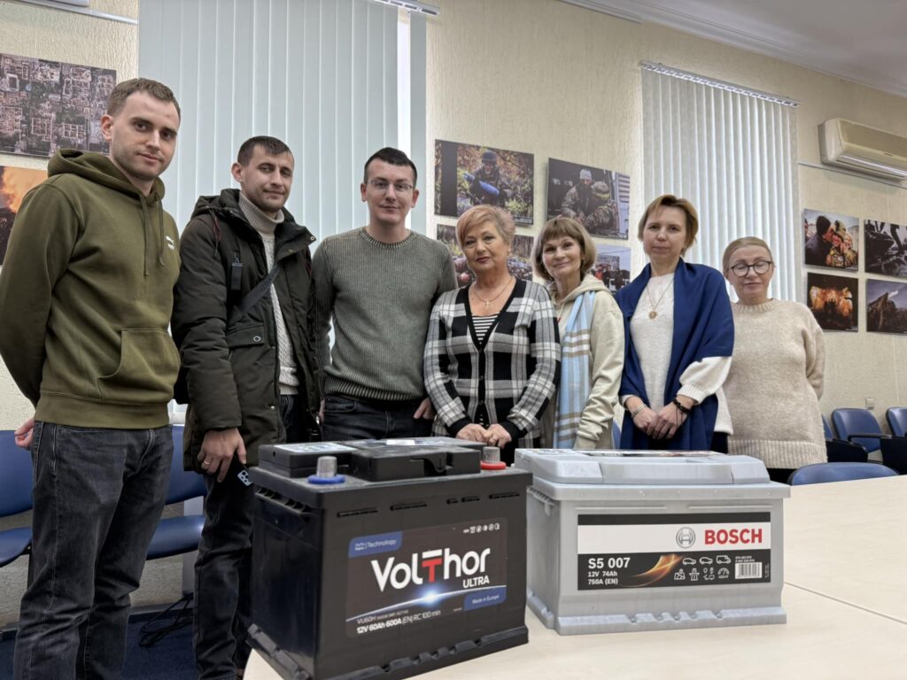 НСЖУ передала для військових медійників автомобільні акумулятори