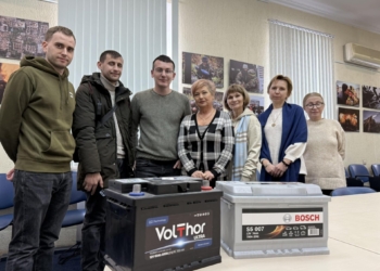 НСЖУ передала для військових медійників автомобільні акумулятори