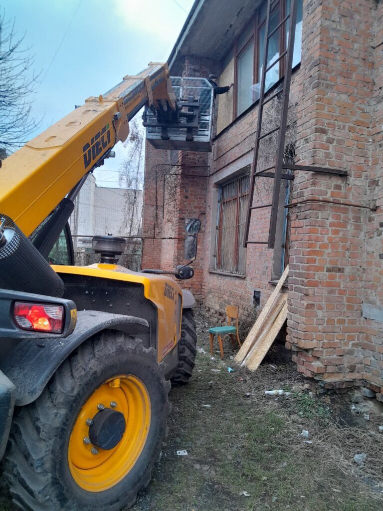 «На щастя, після вибуху шахеда в одному з двох кабінетів шибки збереглися», – головна редакторка буринського «Рідного краю»