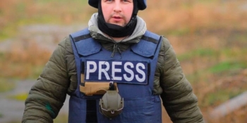 Унаслідок російського обстрілу під Вовчанському поранено оператора «1+1» 18 Унаслідок російського обстрілу під Вовчанському поранено оператора «1+1»