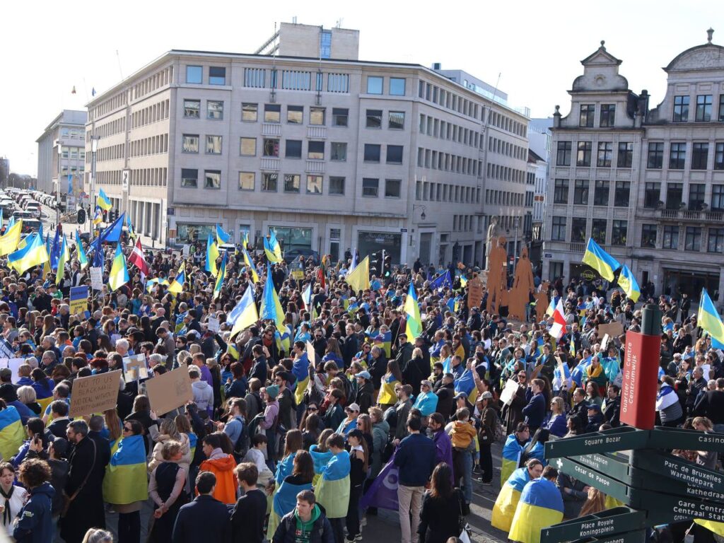 Під час проукраїнської маніфестації у Брюсселі розгорнули прапор НСЖУ 2