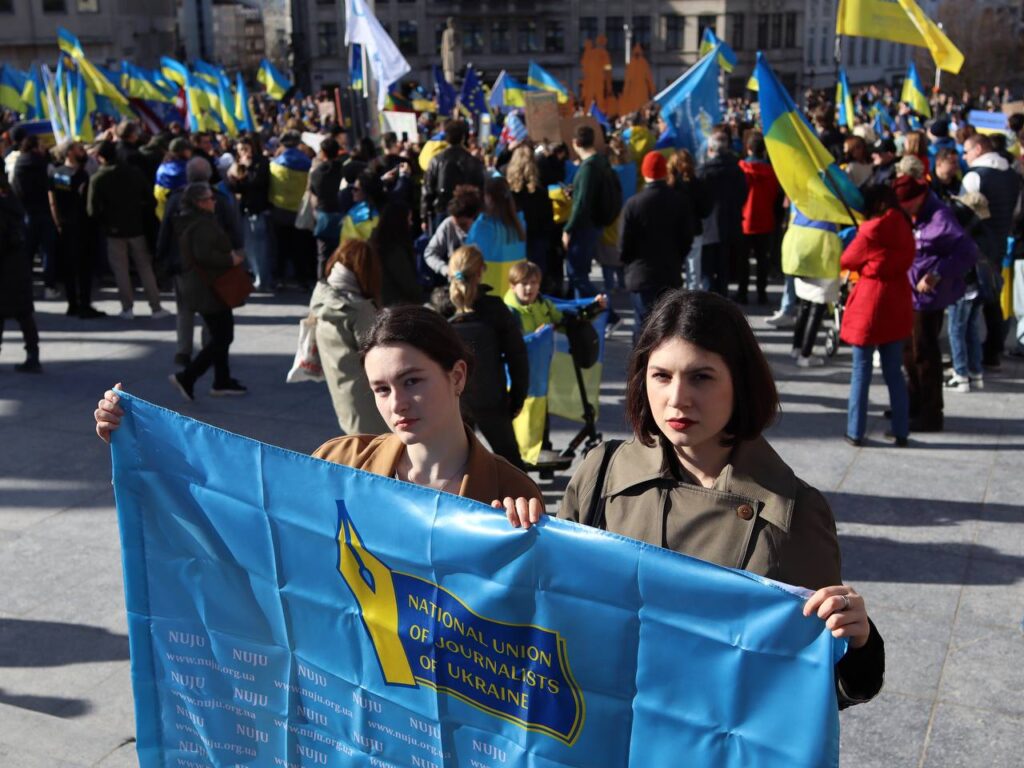 Під час проукраїнської маніфестації у Брюсселі розгорнули прапор НСЖУ