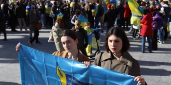 Під час проукраїнської маніфестації у Брюсселі розгорнули прапор НСЖУ