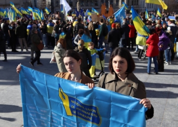 Під час проукраїнської маніфестації у Брюсселі розгорнули прапор НСЖУ