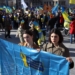 Під час проукраїнської маніфестації у Брюсселі розгорнули прапор НСЖУ 24 Під час проукраїнської маніфестації у Брюсселі розгорнули прапор НСЖУ