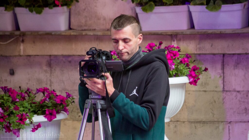 Під час обстрілу Херсона поранено фотографа Максима Прудкуна, який документував наслідки злочину