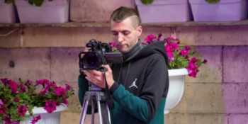 Під час обстрілу Херсона поранено фотографа Максима Прудкуна, який документував наслідки злочину