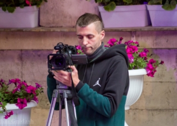 Під час обстрілу Херсона поранено фотографа Максима Прудкуна, який документував наслідки злочину