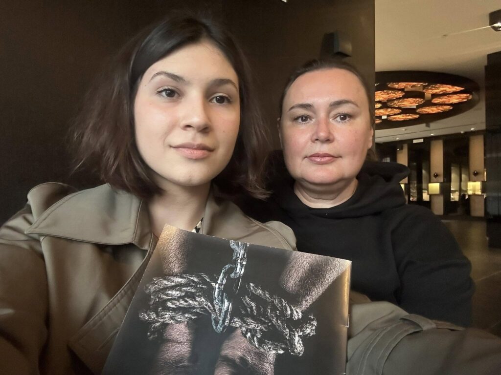 «Люди в полоні тримаються надією, що ми будемо за них боротися», – дружина полоненого журналіста Сергія Цигіпи Олена