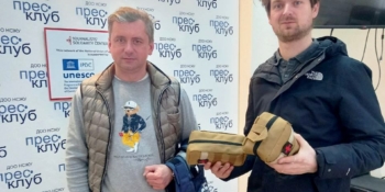 Іноземний журналіст отримав захисне спорядження у Дніпровському центрі журналістської солідарності
