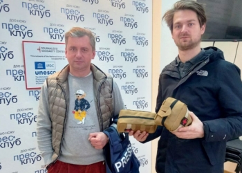 Іноземний журналіст отримав захисне спорядження у Дніпровському центрі журналістської солідарності