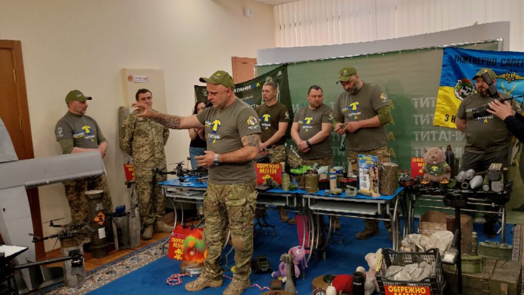 Як уникнути смертельної небезпеки: для медійників Дніпропетровщини провели тренінг із мінно-вибухової безпеки і такмеду