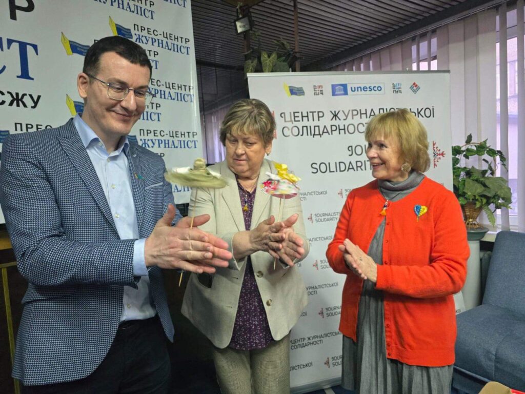 Дарунки для іноземних колег – релаксаційні ляльки-дзиги із Запоріжжя