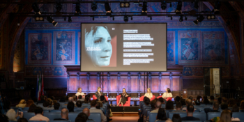 «Вага 30 кг і сліди тортур»: розслідування про загибель української журналістки Вікторії Рощиної показали у найбільшій залі міжнародного фестивалю в Перуджі