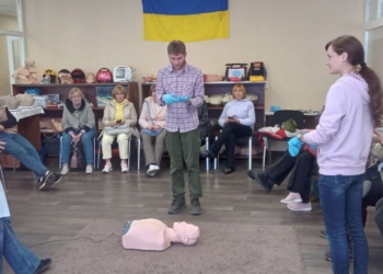 Реанімація на кінчиках пальців: у прифронтовому Запоріжжі на тренінгу медійників навчали рятувати життя