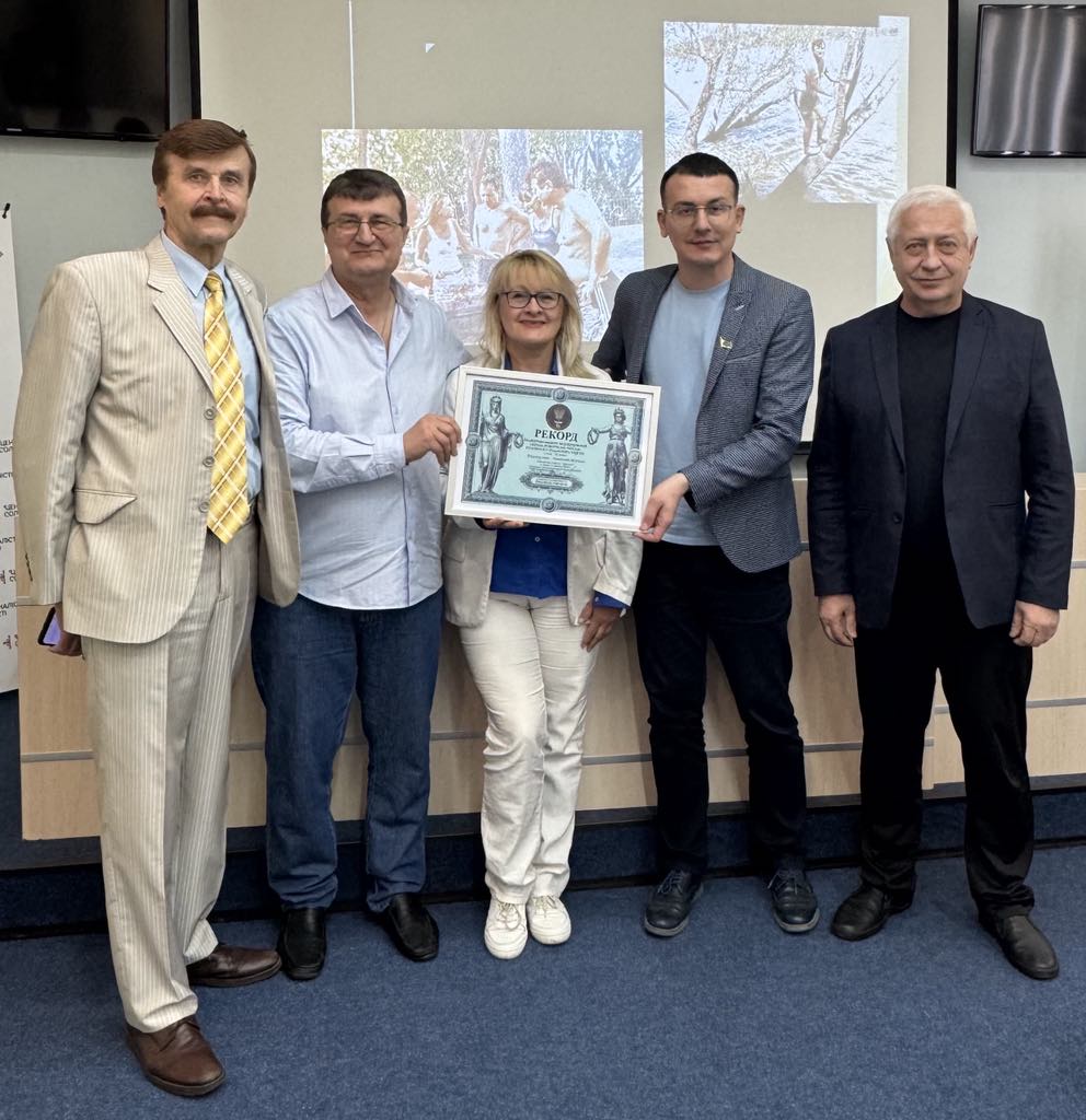 Редактор-рекордсмен Анатолій Безтака і газета «Діалог»: про стійкість, довіру читачів та любов до слова 22 Редактор-рекордсмен Анатолій Безтака і газета «Діалог»: про стійкість, довіру читачів та любов до слова 5