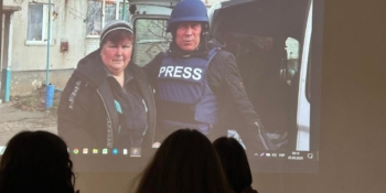 Газетярські будні на прифронтових територіях: студентам чернівецького вишу розповіли неординарну історію незламності журналіста