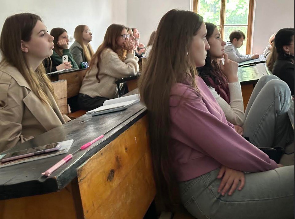 Газетярські будні на прифронтових територіях: студентам чернівецького вишу розповіли неординарну історію незламності журналіста 19 Газетярські будні на прифронтових територіях: студентам чернівецького вишу розповіли неординарну історію незламності журналіста 2