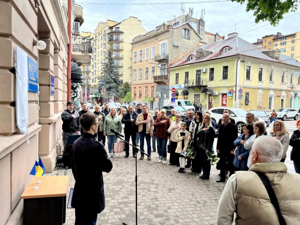 В Івано-Франківську відкрили анотаційну дошку почесному члену обласної організації Національної спілки журналістів України Володимиру Макарову 27 В Івано-Франківську відкрили анотаційну дошку почесному члену обласної організації Національної спілки журналістів України Володимиру Макарову 10