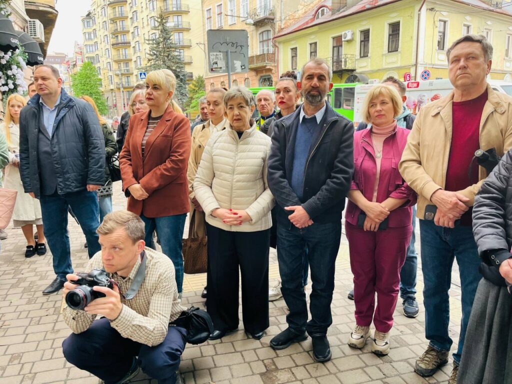В Івано-Франківську відкрили анотаційну дошку почесному члену обласної організації Національної спілки журналістів України Володимиру Макарову 30 В Івано-Франківську відкрили анотаційну дошку почесному члену обласної організації Національної спілки журналістів України Володимиру Макарову 13