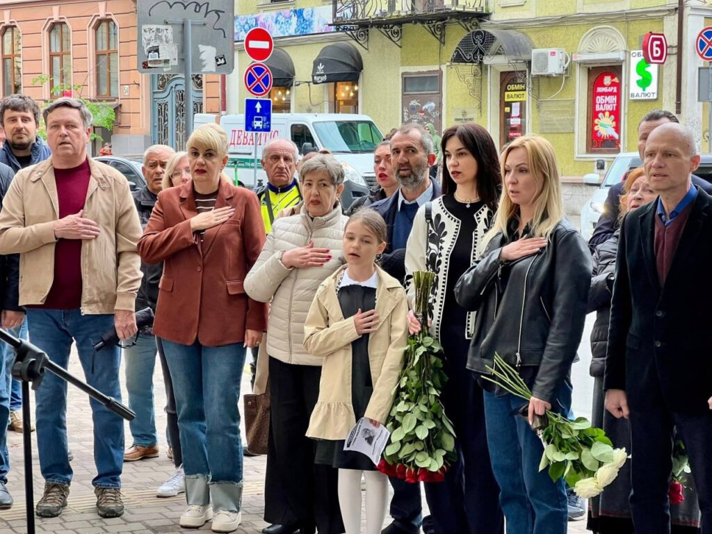 В Івано-Франківську відкрили анотаційну дошку почесному члену обласної організації Національної спілки журналістів України Володимиру Макарову 24 В Івано-Франківську відкрили анотаційну дошку почесному члену обласної організації Національної спілки журналістів України Володимиру Макарову 7