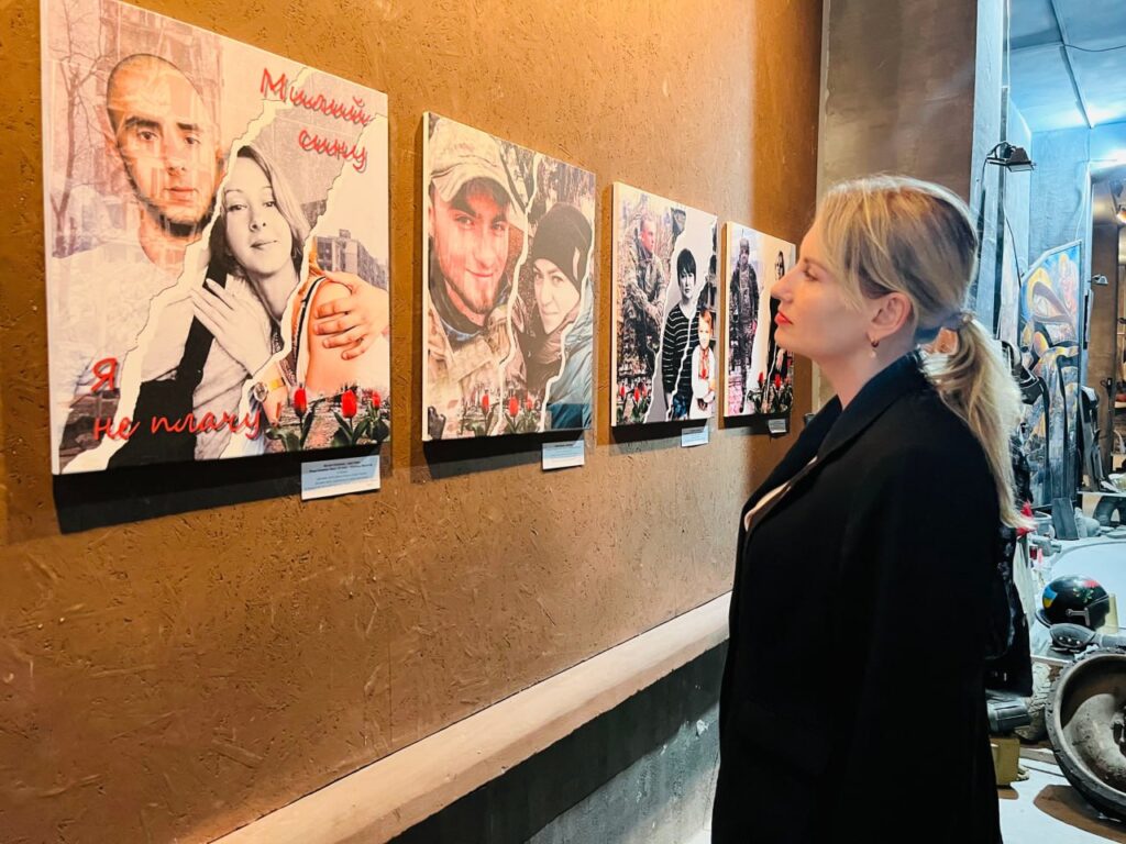 «Душа в місті Марії»: медійників вразила виставка, присвячена Маріуполю, що відкрилась в Івано-Франківську 19 «Душа в місті Марії»: медійників вразила виставка, присвячена Маріуполю, що відкрилась в Івано-Франківську 2