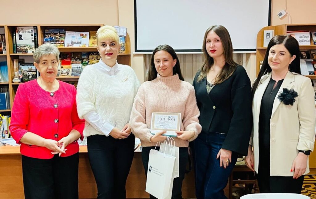В Івано-Франківську нагородили переможців та призерів творчого конкурсу «Наша свобода залежить від свободи преси» 29 В Івано-Франківську нагородили переможців та призерів творчого конкурсу «Наша свобода залежить від свободи преси» 12