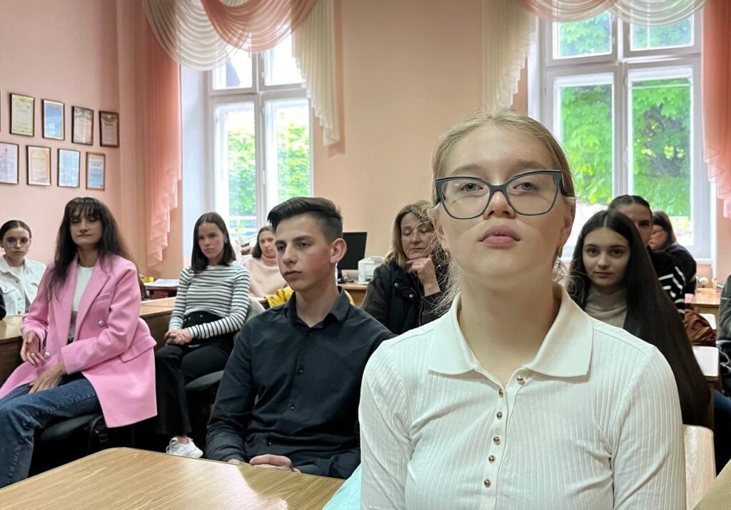В Івано-Франківську нагородили переможців та призерів творчого конкурсу «Наша свобода залежить від свободи преси» 36 В Івано-Франківську нагородили переможців та призерів творчого конкурсу «Наша свобода залежить від свободи преси» 19