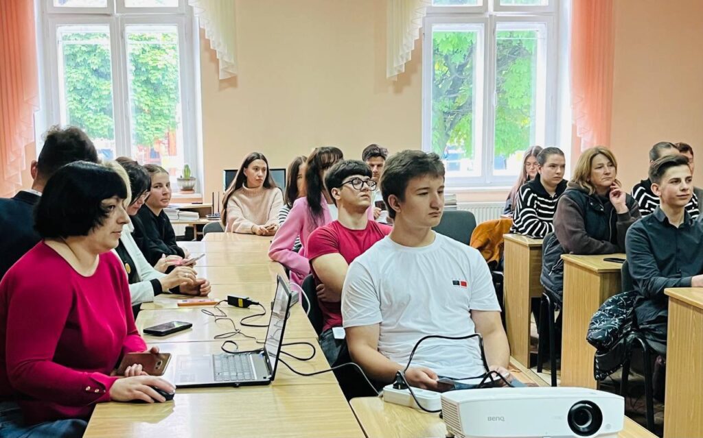В Івано-Франківську нагородили переможців та призерів творчого конкурсу «Наша свобода залежить від свободи преси» 37 В Івано-Франківську нагородили переможців та призерів творчого конкурсу «Наша свобода залежить від свободи преси» 20