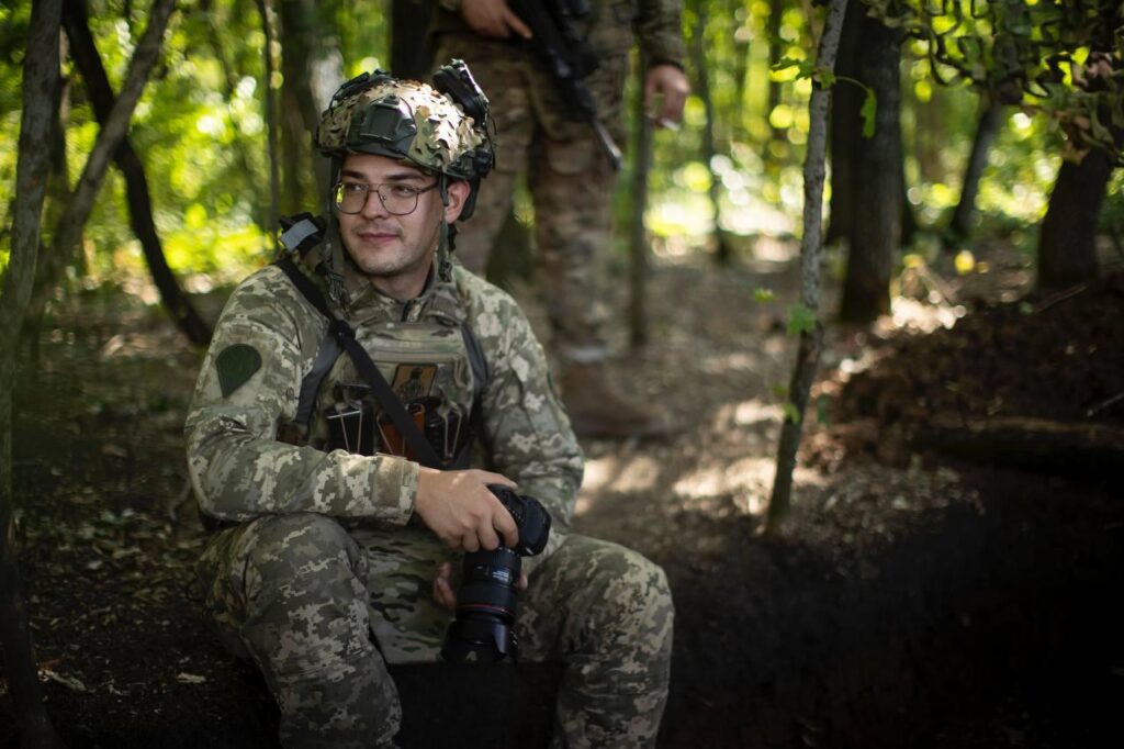 «На фронті ти 24/7 у війні, тільки про це думаєш, говориш і цим займаєшся», – колишній військовий журналіст Микита Комар