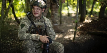 «На фронті ти 24/7 у війні, тільки про це думаєш, говориш і цим займаєшся», – колишній військовий журналіст Микита Комар