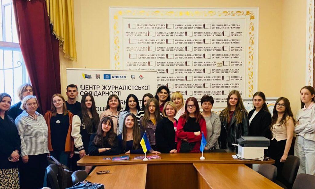 Візит до Центру журналістської солідарності у Львові: студентів з Тернополя вразила вага бронежилета